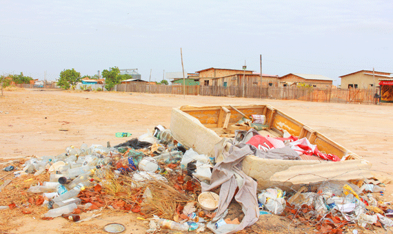 Lixo produzido pelos moradores está espalhado por toda a região (Foto: Diane Sampaio)