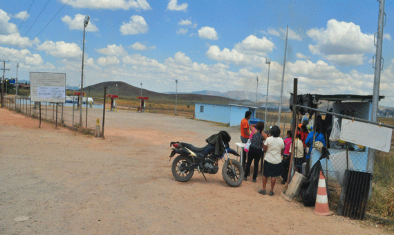 Lideranças indígenas estão acampadas há mais de uma semana na entrada do posto de combustíveis (Foto: Rodrigo Sales)