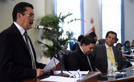 Presidente da Câmara, Edilberto Veras, discursa sob o olhar do vice-prefeito, Marcelo Moreira (Foto: Divulgação)