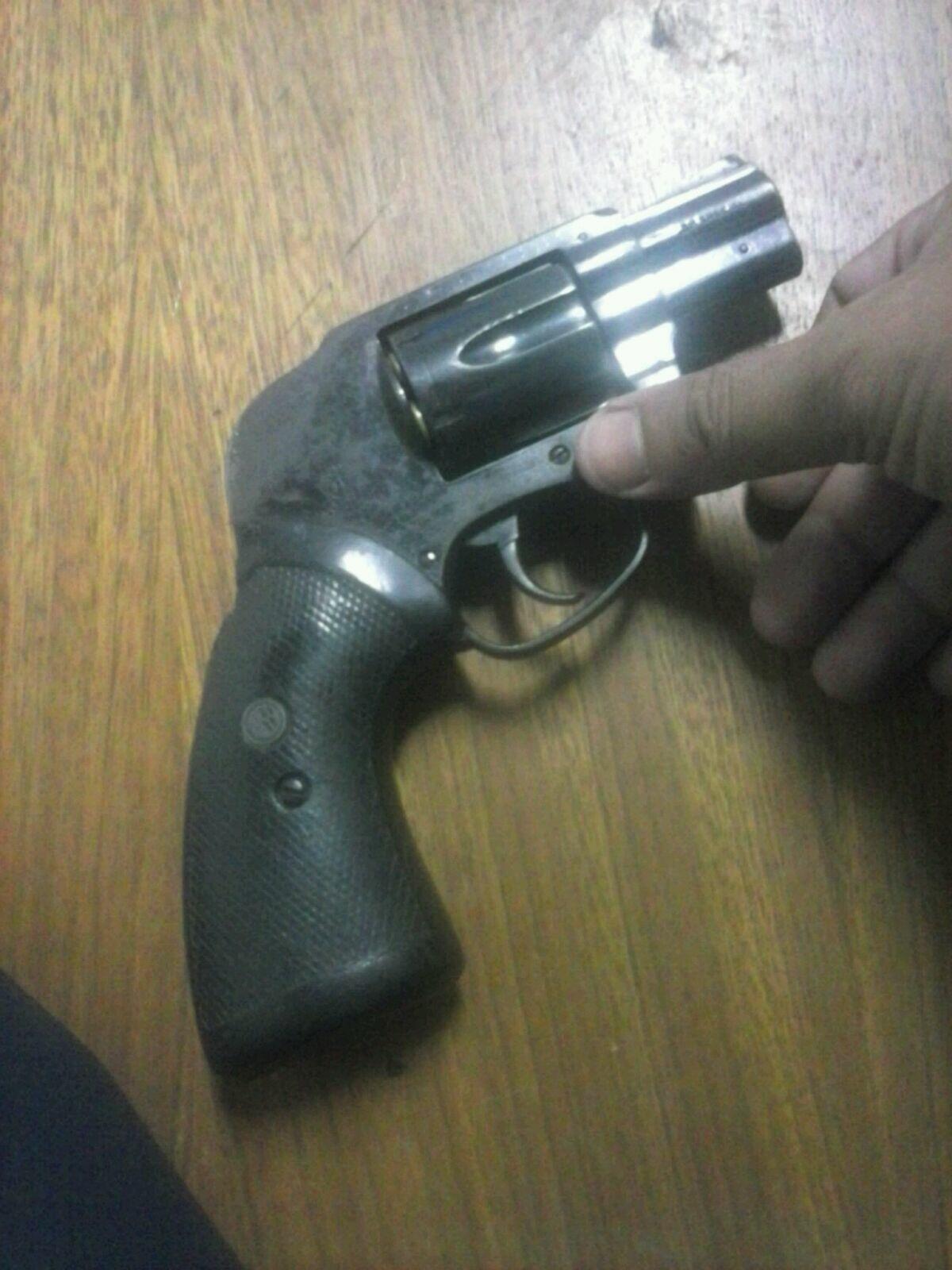 Arma de fogo encontrada junto com suspeito (Foto: Divulgação)