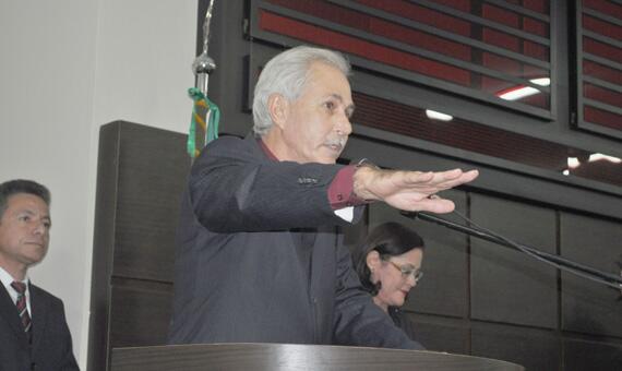 Chicão da Silveira faz juramento em sua volta para a Assembleia Legislativa (Foto: Rodrigo Sales)
