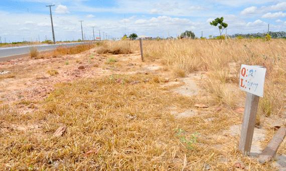 Sem a regularização, empresários dizem que estão sendo prejudicados por não poderem vender lotes (Foto: Rodrigo Sales)