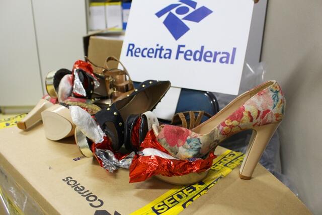 Droga estava escondida em sapato (Foto: Diane Sampaio)
