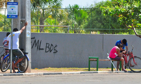 Pessoas de todas as idades vão às praças para acessar a internet gratuitamente (Foto: Rodrigo Sales)