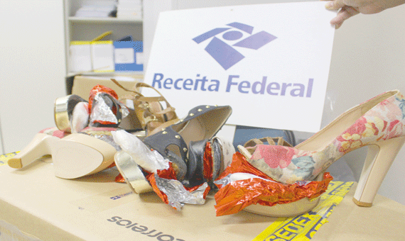 Auditores fiscais desconfiaram da encomenda e descobriram a droga (Foto: Diane Sampaio)