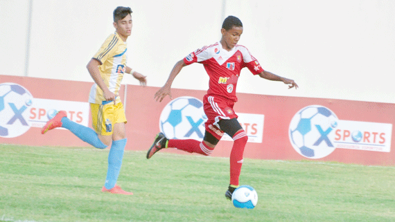 Moisés Rafah (esquerda) marca jogador venezuelano no duelo entre Extremo Norte e Caracas, pela Copa Roraima (Foto: Rodrigo Sales)