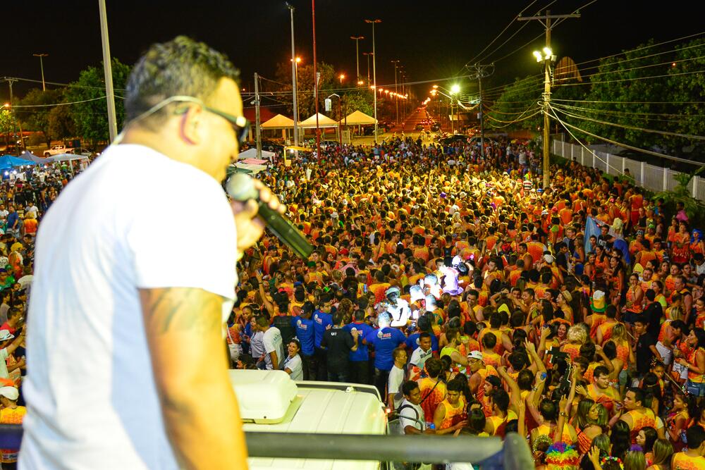 A multidão pegou fogo embalada pela swingueira do bloco Canaimé