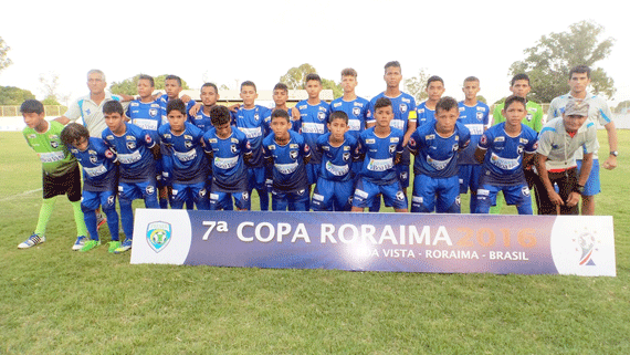 Os jogadores da escolinha do Cruzeiro perfilados no estádio Ribeirão (Foto: Divulgação)