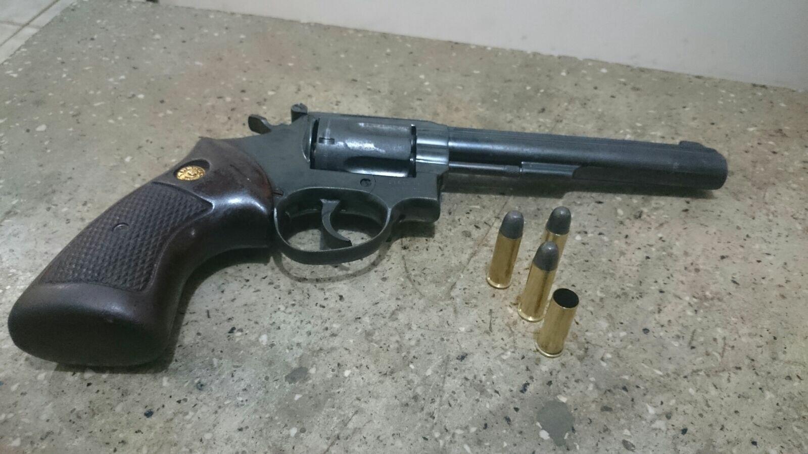 Arma usada pelo suspeito foi apreendida pela PM (Foto: Divulgação)