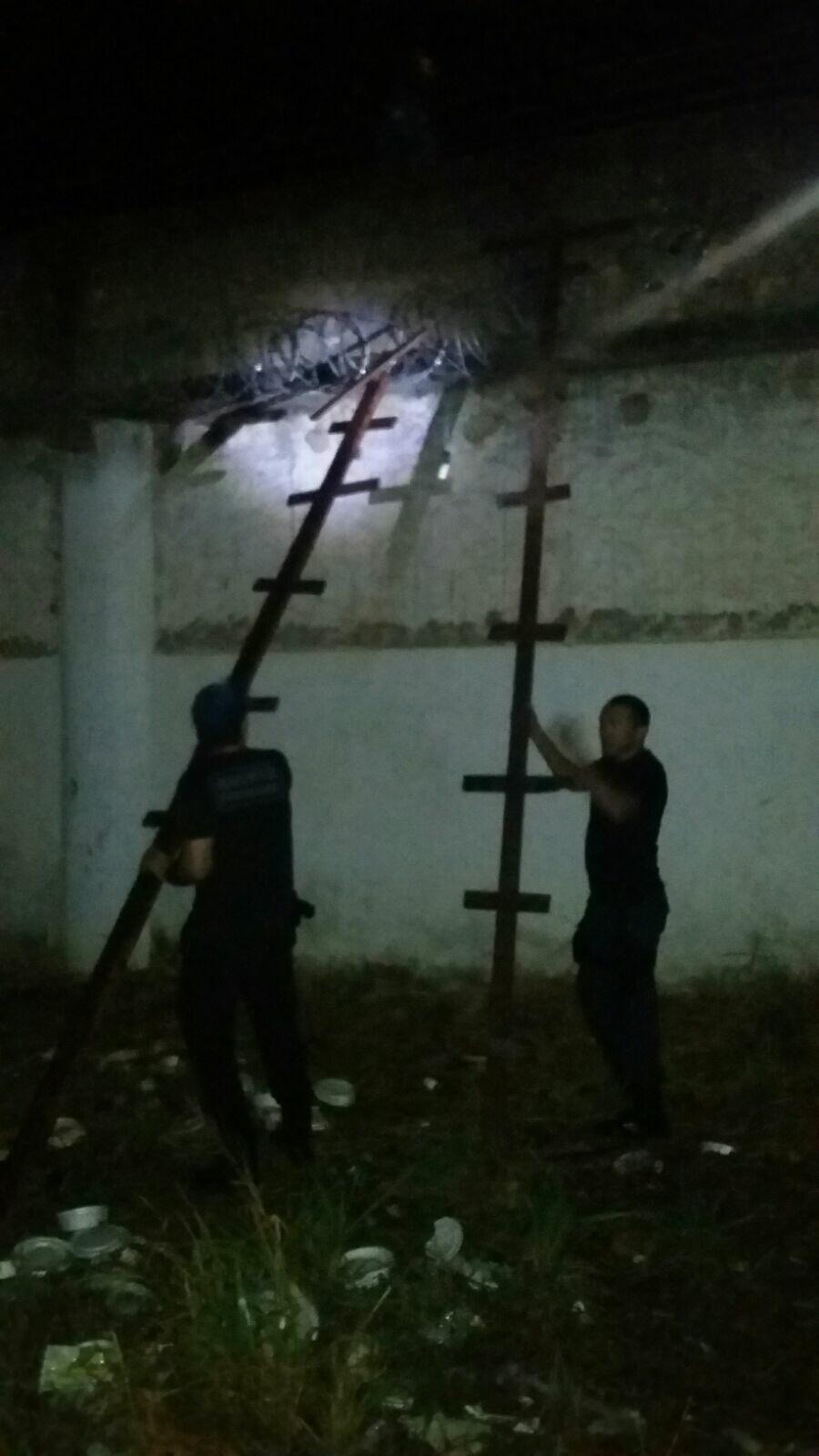 Agentes penitenciários encontram escadas no muro da Pamc (Foto: Divulgação)