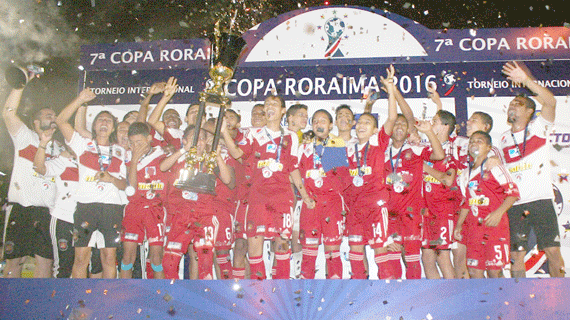 Caracas festeja título inédito da Copa Roraima de Futebol Infantil, no estádio Ribeirão (Foto: Lucas Luckezie)