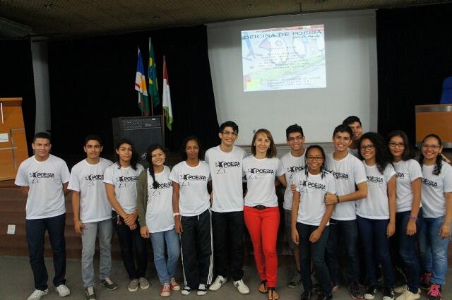 Sarau conta com a presença dos jovens escritores que participaram da coletânea Olhares Poéticos (Foto: Coletivo Caimbé)