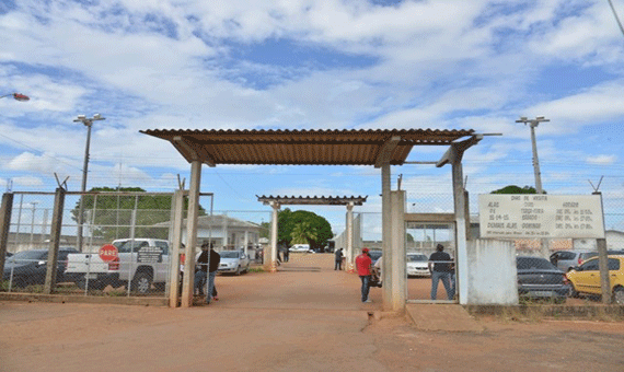 Conforme informação de um agente, foram apreendidos vários objetos que serviam como armas e escadas (Foto: Divulgação)