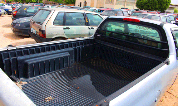 Com as chuvas, carros acumulam água que serve para proliferar mosquitos (Foto: Diane Sampaio)