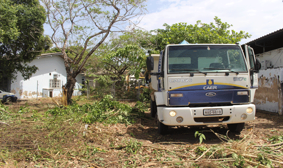 No antigo prédio da Segad, servidores da Caer limpavam o terreno (Foto: Samara Cordeiro)