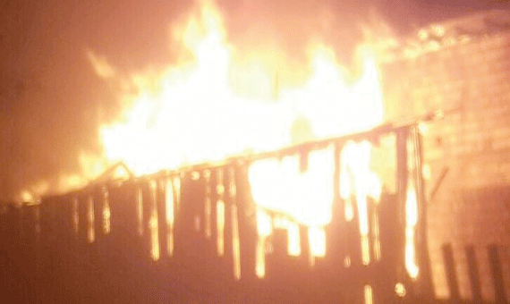 Antes que os bombeiros chegassem, a casa já havia sido consumida pelo fogo (Foto:Divulgação)