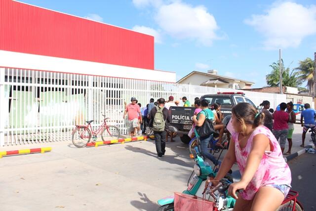 Muitos curiosos se aglomeraram no local e trânsito ficou lento na região (Foto: Diane Sampaio)