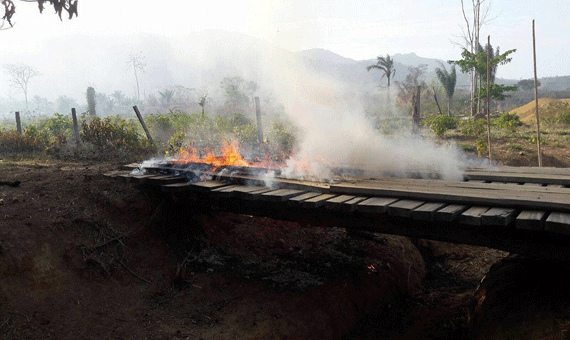 Situação em Iracema é crítica, onde o fogo destruiu pontes no fim de semana (Foto: Divulgação)