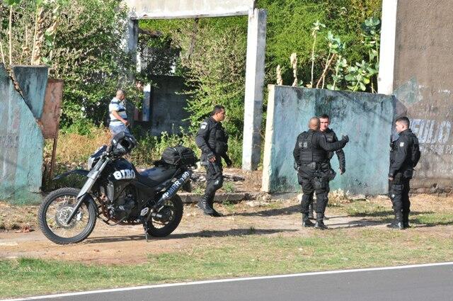 Policiais militares e civis estiveram no local do crime (Foto: Rodrigo Sales)