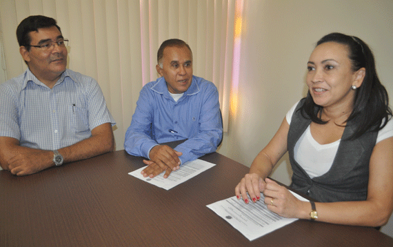 Ana Zuleide, da UFRR, com os representantes da UFPE, Ademar de Araújo, e do CRC-RR, José dos Santos (Foto: Rodrigo Sales)