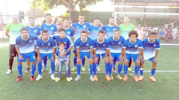 Os Badalados perfilados no campo do Pelota; equipe estreou com goleada por 4 a 0 sobre o El Falcões (Foto: Divulgação/Copa RR Hoje)