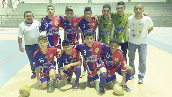 Os jogadores do Tiradentes/Escolinha Fla perfilados no ginásio Hélio Campos (Foto: Divulgação)