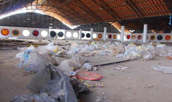 Prédio do Palácio Latife Salomão está abandonado há vários anos, perto de uma escola particular (Foto: Diane Sampaio)