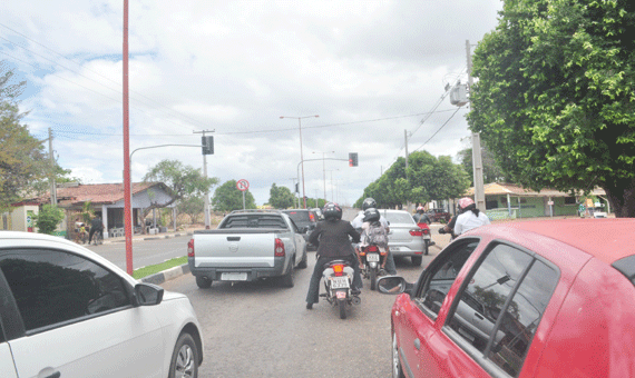 Mesmo com semáforo, o trânsito fica congestionado na Avenida Carlos Pereira de Melo, esquina com a Rua Puraqué (Foto: Rodrigo Sales)