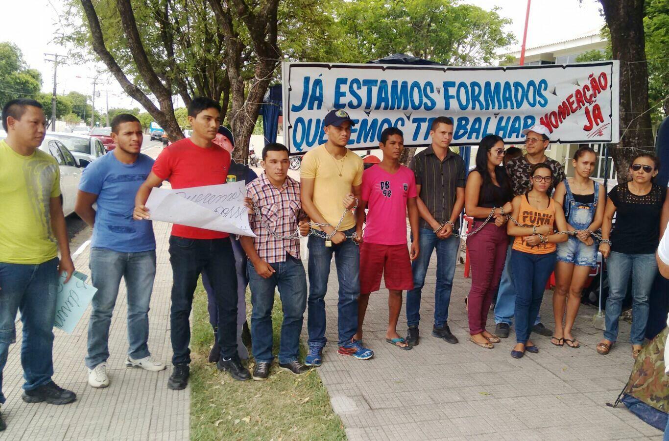 Grupo se enrolou em corrente como forma de manifesto (Foto: Divulgação)