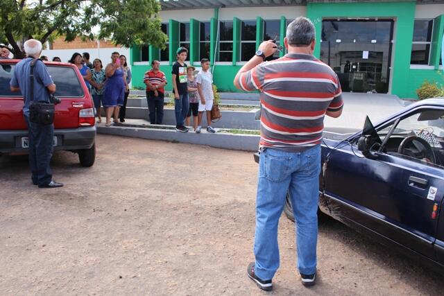 Servidores e a família do servidor que sumiu ontem do DSEI-Leste protestam na frente do órgão (Foto: Diane Sampaio)