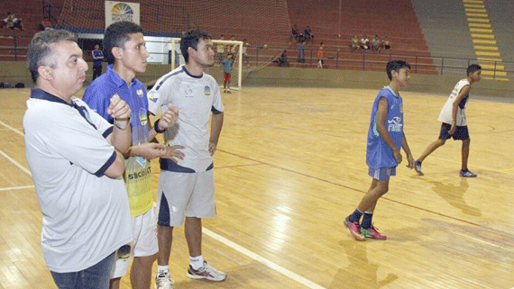 A comissão técnica do Constelação observa os jogadores durante o treino do time, no ginásio principal da Vila Olímpica (Foto: Reynesson Damasceno)