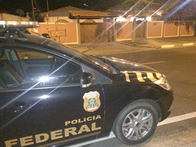 Equipe da Polícia Federal de campana desde ontem à noite (Foto: Rodrigo Sales)