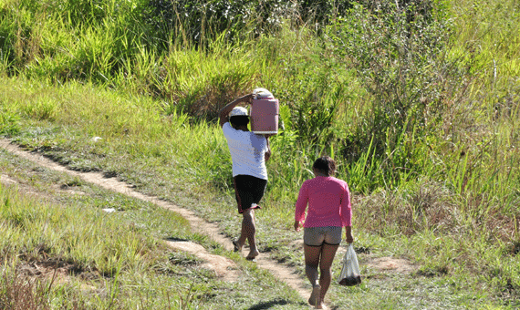 No Roxinho, famílias de pequenos produtores precisam ir atrás de água para beber (Foto: Divulgação)