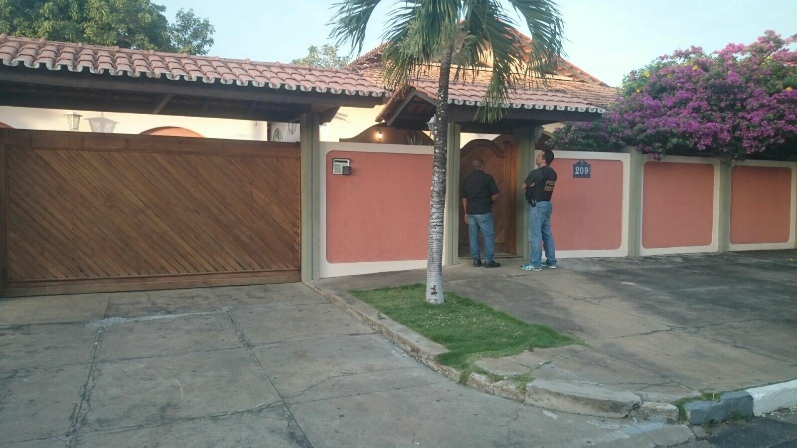 Equipe da Polícia Federal na manhã de hoje na frente da casa do ex-governador (Foto: Vanessa Vieira)