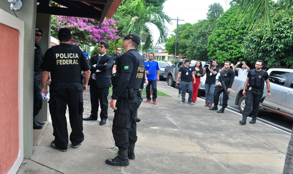 Agentes da Polícia Federal foram à casa de Neudo Campos, mas não o encontraram  (Foto: Rodrigo Sales)