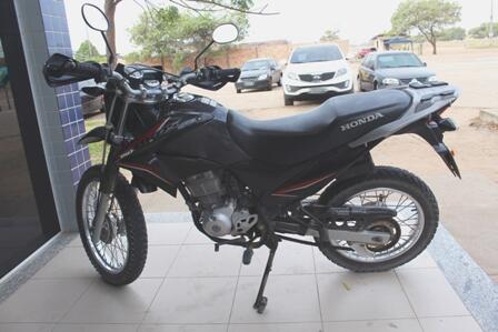 Motocicleta, modelo NXR Broz, foi recuperada após ter sido deixada pelos bandidos próximo ao local do assalto (Foto: Samara Cordeiro)