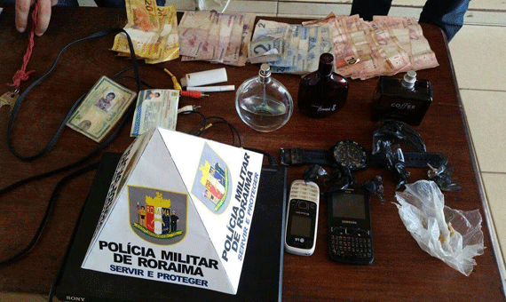 Com os envolvidos, os policiais também encontraram celulares e um aparelho de DVD (Foto: Samara Cordeiro)