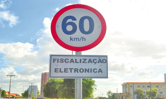 Sinalização adverte fiscalização eletrônica e velocidade máxima permitida (Foto: Rodrigo Sales)