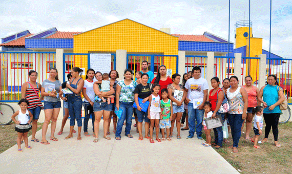 Escola ficou pronta junto com o Residencial Vila Jardim, mas nunca foi inaugurada (Foto: Rodrigo Sales)