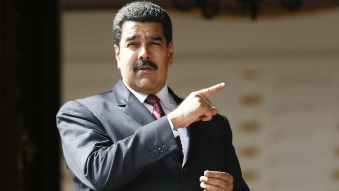 O presidente venezuelano Nicolás Maduro gesticula em frente ao Palácio de Miraflores, em Caracas (Foto: Jorge Silva)
