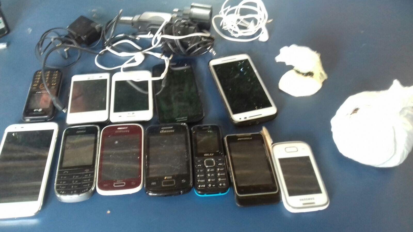 Aparelhos celulares apreendidos com preso na Pamc (Foto: Divulgação/Secom)