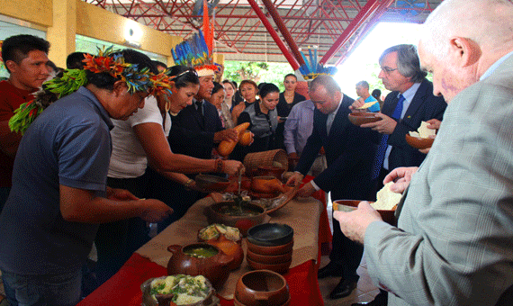 Embaixadores conheceram um pouco da cultura indígena por meio do artesanato, comidas típicas e danças tradicionais (Foto: Diane Sampaio)