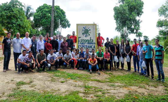 Voluntários em visita à Fazenda Esperança, no Município de Iracema (Foto: Vitória Barreto)