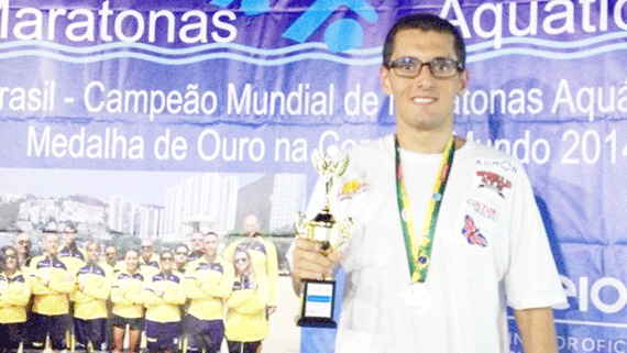 O nadador Flávio Monteiro exibe o troféu do título da categoria Sênior, da Copa Brasil de Maratonas Aquáticas de 2014 (Foto: Divulgação)