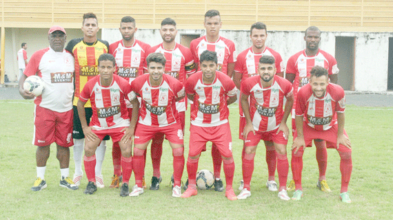 Jogadores do Náutico perfilados no estádio Ribeirão (Foto: Lucas Luckezie)