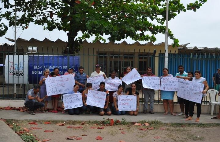 Familiares da paciente estão em protesto na frente da unidade (Foto: Samara Cordeiro)