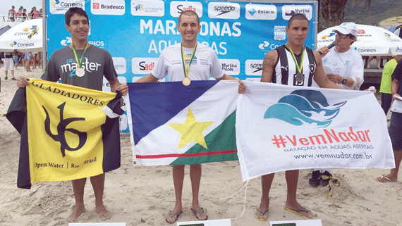 O nadador roraimense Flávio Monteiro exibe a bandeira do Estado no pódio da categoria Sênior (Foto: Divulgação)