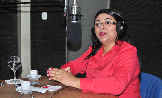 Vereadora Sueli Cardozo, presidente do Sitram, durante entrevista para a rádio Folha (Foto: Samara Cordeiro)