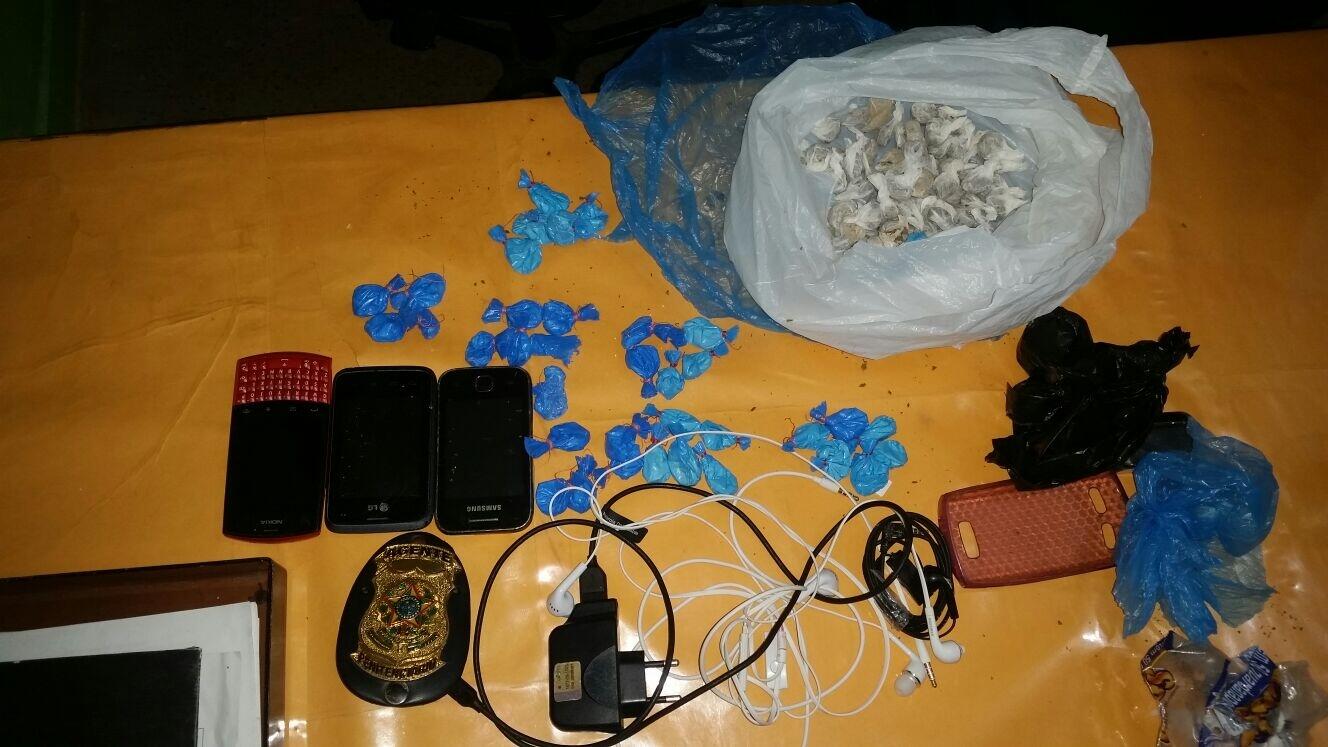 A droga, os aparelhos celulares e o preso foram encaminhados para a delegacia da Polícia Civil (Foto: Divulgação)