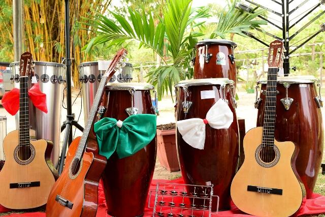 Entrega de instrumentos (Foto: Divulgação PMBV)